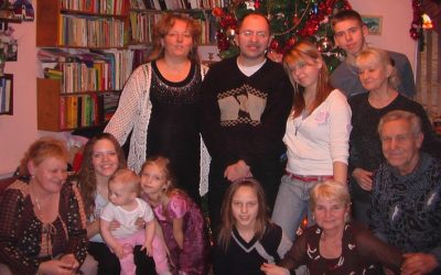 Una FAMIGLIA NUMEROSA sotto la CROCE Il coraggio della FEDE vissuta