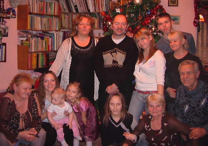 Una FAMIGLIA NUMEROSA sotto la CROCE Il coraggio della FEDE vissuta
