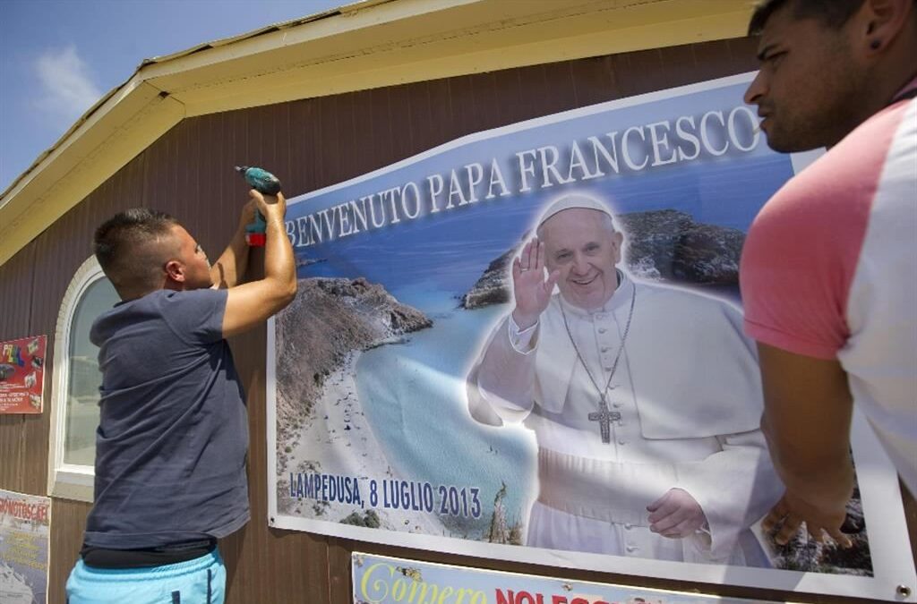 Migrazioni. Il Papa: le stragi in mare, vergogna di una società che non sa più piangere.