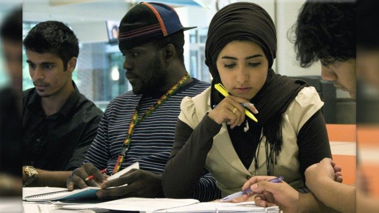 Rapporto Caritas-Migrantes, giovani e immigrati sono i testimoni di speranza